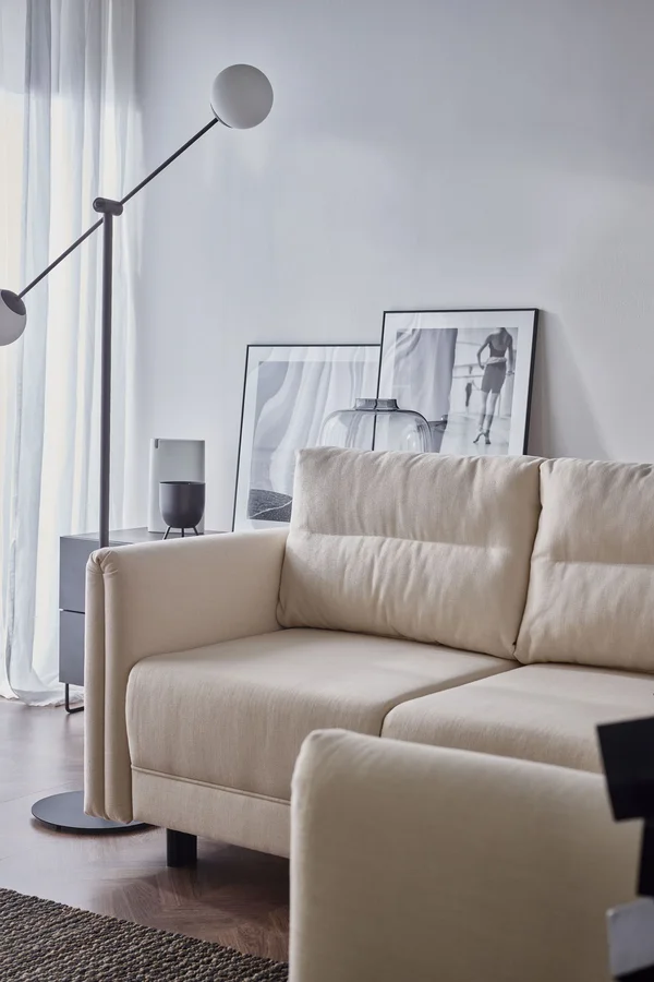 Beżowa sofa w jasnym, minimalistycznym salonie